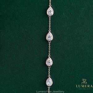 Bracelet minimaliste avec diamant de laboratoire taille poire, montures élégantes, maillons délicats et fermoir mousqueton - Product Image 3