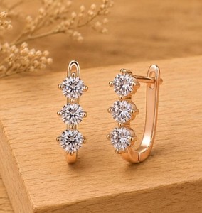 Boucles d'oreilles créoles Huggie à trois pierres en diamant de laboratoire taille ronde, serties griffes, en or massif 10K 14K 18K, bijoux élégants, couleur DEF VS VVS - Product Image 5