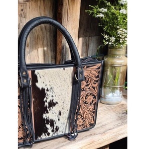 Sac messager en cuir à poils motif vache, sac fourre-tout floral western gravé, sac à bandoulière pour le quotidien, les voyages et le shopping, 12x16 pouces - Product Image 2