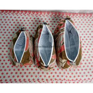 Nouvelle conception, trousse de toilette vintage en patchwork Kantha avec fermeture éclair et pompons, ensemble de 3 pochettes écologiques pour mariages et cadeaux de remerciement - Product Image 4