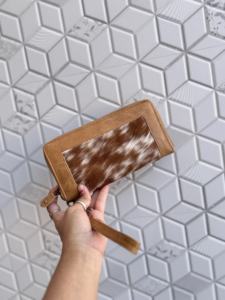 Portefeuille Western en Cuir de Vachette à Poils pour Femme, Pochette Élégante en Cuir de Vachette avec Poils, Étui pour Cartes et Téléphone, Collection Stylée pour Femme - Product Image 4