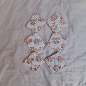 Posavasos de Algodón Acolchado con Estampado Floral Rosa y Rayas Azules, Hecho a Mano, Decoración de Mesa en Tonos Pastel, Ecológico y Reversible - Product Image 2