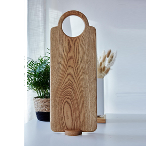 Planche à découper élégante en bois de chêne, avec un motif de grain audacieux et une grande poignée à trou rond, idéale pour couper les légumes. - Product Image 2