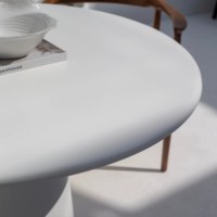 Table à manger en micro-concret blanc Vandana Aureo Merino avec un design contemporain et élégant