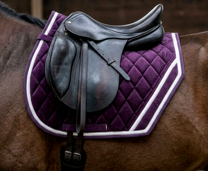 Tapis de selle Premium violet foncé matelassé en losanges robuste pour dressage GP avec bordure contrastante double blanche – Vente en gros - Product Image 1