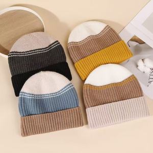 Gorro de punto unisex con bloques de color, con contraste y puño plegable, cálido para invierno, estilo casual - Product Image 3