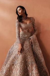 Lehnga Choli de mariée sculptural de qualité supérieure du Pakistan, rose poudré, avec des épaules rembourrées structurées et audacieuses, et des détails complexes - Product Image 4