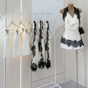 Robe mini blanche chic sans manches OEM avec ourlet en dentelle noire contrastante pour les soirées - Product Image 4