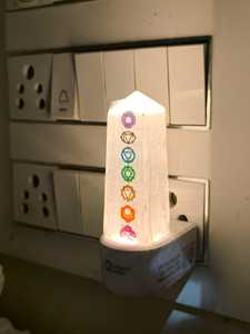 Lámpara de cristal de selenita Orient Electric LED, luz nocturna de cristal de selenita enchufable, decoración para el hogar con 7 chakras Reiki - Product Image 1
