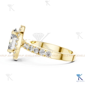 Bague de fiançailles ovale en diamant CVD cultivé en laboratoire sur mesure avec halo et bande pavée en or massif - Product Image 4