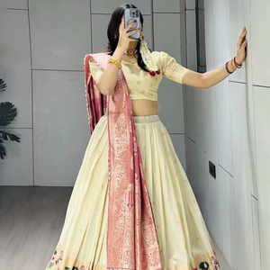 Lehenga Choli en soie Paithani de créateur avec richesse de broderies Zari et dupatta contrastant – Collection ethnique - Product Image 1