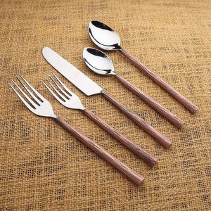 Juego de cubiertos de metal refinado con acabado suave, diseño elegante y excelente durabilidad para una presentación elegante en la mesa. - Product Image 3