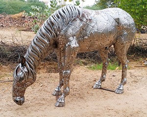 Escultura de caballo de metal (cruzando el prado) para jardín - Product Image 1