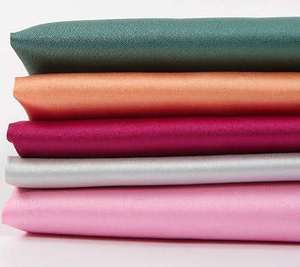 Tissu satiné en polyester pur, qualité export, surface lisse et brillante, tombé fluide et doux, pour robes de soirée, lingerie et articles décoratifs. - Product Image 2
