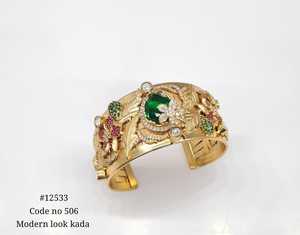 Pulsera Kundan Kada 12533, Bañada en Oro, Diseño Floral, Brazalete Abierto con Piedras Verdes y Rosas, Joyería de Latón para Bodas, para Mujer - Product Image 1