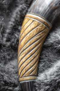 Corne à boire Viking vintage sculptée à la main en corne de buffle naturelle, écologique, polie, à thème animalier, ornée et gravée à la main - Product Image 3