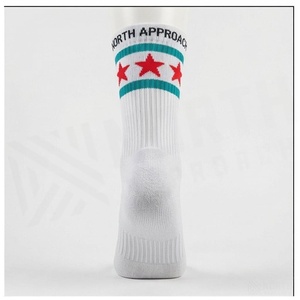 Chaussettes de basket-ball respirantes North Approach Crew Socks, blanches avec étoiles rouges, pour adultes, été - Product Image 2