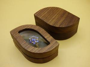 Boîte à bijoux en bois en forme de cœur, design classique, couvercle à charnières avec fermeture magnétique et intérieur en velours noir pour le rangement des bagues - Product Image 4