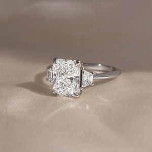 แหวนหมั้นมอสซาไนต์ทรงเรเดียนท์คัทสุดหรู ทองคำแท้ 14K แหวนเจ้าสาวแบบสามเม็ดเพชร ขายส่ง - Product Image 3