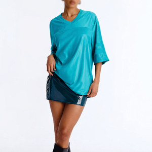 เสื้อเจอร์ซีย์อเมริกันคุณภาพพรีเมียมสั่งทำพิเศษสำหรับผู้หญิง สีน้ำเงิน ทรงโอเวอร์ไซส์ ผ้าตาข่าย คอวี ระบายอากาศได้ดี ผลิตจากโพลีเอสเตอร์ ทรงหลวม จำหน่ายส่งจำนวนมาก - Product Image 3