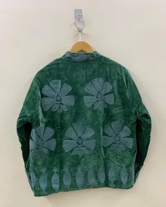 Veste courte en velours vert émeraude brodée à la main avec col mandarin et devant ouvert, style cardigan - Product Image 2