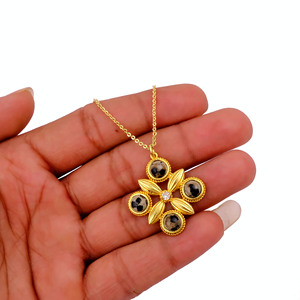 จี้ห้อยคอผู้หญิง El Joyero Vintage ชุบทอง 18K ประดับพลอยแจสเปอร์ลายดัลเมเชียน ดีไซน์รูปใบโคลเวอร์ สไตล์โบฮีเมียน ของขวัญสุดพิเศษ - Product Image 3