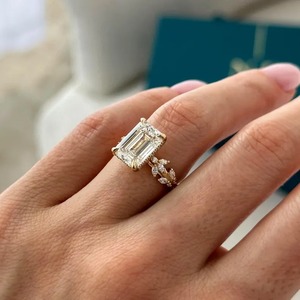 Bague de fiançailles en or jaune 14k 18k, diamant de laboratoire taille émeraude 5 carats certifié IGI, design feuille de brindille inspiré de la nature - Product Image 1