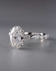 Anillo de Diamantes de Corte Ovalado en Oro Blanco, Elegante Anillo de Compromiso, Boda o Aniversario con Diamantes Ovalados para Ella, Joyería Fina de Lujo para Novias - Product Image 1