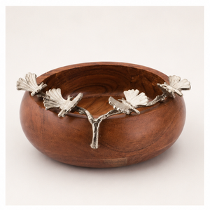 Bol de service artisanal en bois de manguier finition noyer avec accent en branche de ginkgo et papillon plaqué argent pour décoration intérieure ou centre de table - Product Image 1