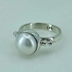 แหวนมุกน้ำจืด เงินแท้ 925 ของขวัญสำหรับเธอ แหวนแบบฝังมุก งานแฮนด์เมด - Product Image 1