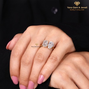 Bague unique Toi et Moi 4 TCW en or jaune massif 14K avec émeraudes et diamants taille poire, diamant CVD cultivé en laboratoire certifié IGI, couleur E, clarté VVS2 - Product Image 4