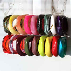 Bracelets à bord incurvé carré en résine faits à la main à la mode Bracelets de mode uniques avec finition brillante Confort de style ultime - Product Image 5