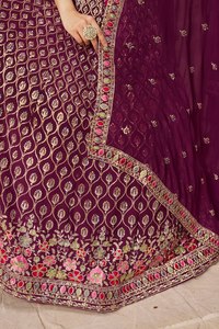 Robe de demoiselle d'honneur longue en georgette brodée violette à imprimé floral et travail doré, coupe trapèze, décolleté cœur, bretelles spaghetti - Product Image 4