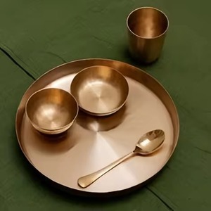 Service de table en laiton personnalisé, vaisselle indienne en laiton, fabrication artisanale, vaisselle traditionnelle en gros pour la maison, l'hôtel et le restaurant - Product Image 1