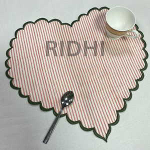 Vente en gros de sets de table en lin rose avec broderie verte en forme de cœur, sets de table réutilisables brodés, décoration de table personnalisée pour hôtels et mariages - Product Image 1