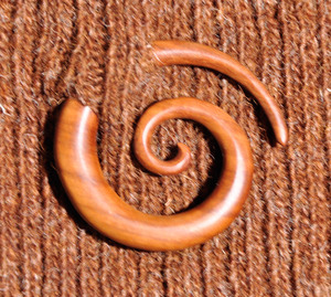 Épinglette à châle en bois avec finition polie pour un fixation facile, assurant la sécurité des foulards tout en mettant en valeur la texture artisanale colorée. - Product Image 2