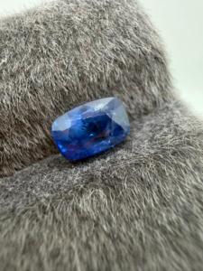 Zafiro azul natural, corte cojín largo, 1.90 quilates, piedra preciosa suelta de Zafiro de Ceilán, Sri Lanka, para la elaboración de joyería personalizada. - Product Image 1