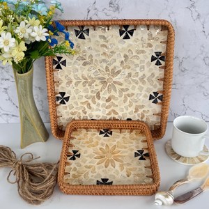 Plateau de service carré en rotin naturel fait main, motif MOP multicolore, collection 2026, idéal pour le petit-déjeuner et la décoration intérieure – Nouveauté UO - Product Image 1