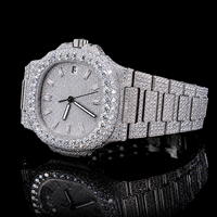 Montre-bracelet élégante en acier inoxydable à quartz, sertie de diamants, avec lunette en cristal saphir, cadran coussin, bracelet argenté et index baguette
