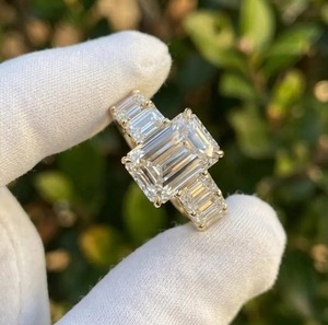 Bague de fiançailles en diamant de laboratoire taille émeraude, 2,5 carats, best-seller, bijoux de mariage, disponible au prix export. - Product Image 6