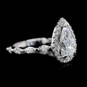 Bagues classiques en moissanite pour femmes, vente en gros, direct usine, or jaune 14K, forme poire, halo brillant, sangle latérale festonnée à griffes partagées - Product Image 5