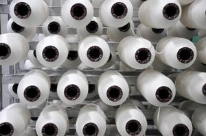 Fil de coton NE 16s/1 robuste et fiable, largement utilisé dans le tissage pour les vêtements, les textiles de maison et les tissus industriels. - Product Image 3