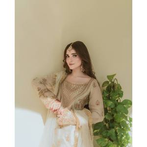 Ensemble de costume de soirée pour femmes de créateur avec un travail de broderie élégant - Product Image 5
