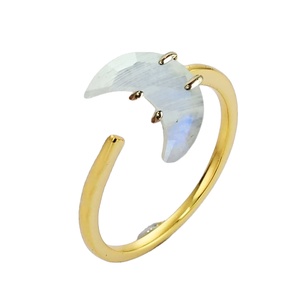 Anillo de piedra preciosa facetada de piedra lunar arcoíris en forma de luna creciente – Anillo de banda lisa chapado en oro, joyería al por mayor - Product Image 1