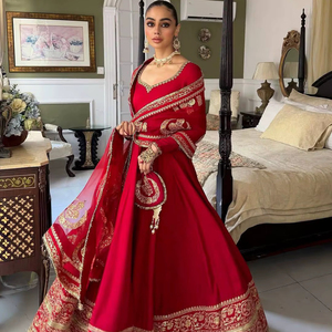 Robe Anarkali de mariée rouge de luxe avec dupatta brodé, tenue ethnique pakistanaise - Product Image 1