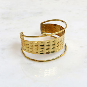 Bracelet manchette en laiton texturé fait main - Jonc ouvert large en fil martelé doré - Bijou ajustable style bohème pour femme - Product Image 3