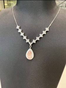 จี้เพชรทรงลูกแพร์และทรงกลมที่ได้รับการรับรองจาก IGI ประดับด้วยเพชรที่เพาะเลี้ยงในห้องปฏิบัติการ  ตัวเรือนทำจากทองคำขาว ทองคำเหลือง หรือเงิน พร้อมเพชรที่มีความใสระดับ VVS และ VS - Product Image 2