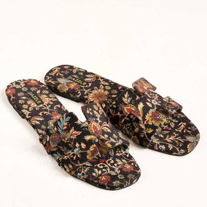 Sandalias con Parte Superior de Terciopelo Antideslizante Estampado con Flores Doradas y Rojas, Tendencia de Moda, Alta Calidad - Product Image 1