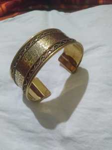 Brazalete de Latón Hecho a Mano con Incrustaciones de Piedras Naturales, Brazalete Étnico Artesanal para Mujer, Joyería Vintage - Product Image 2