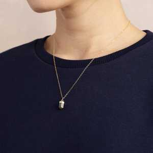 NIKHIL GEMS Elegante Colgante Vintage de Punta de Esmeralda, Amuleto Chapado en Oro con Piedra de Nacimiento de Mayo, Joyería, Regalo de Compromiso para Mujer, Tercera Edición - Product Image 4